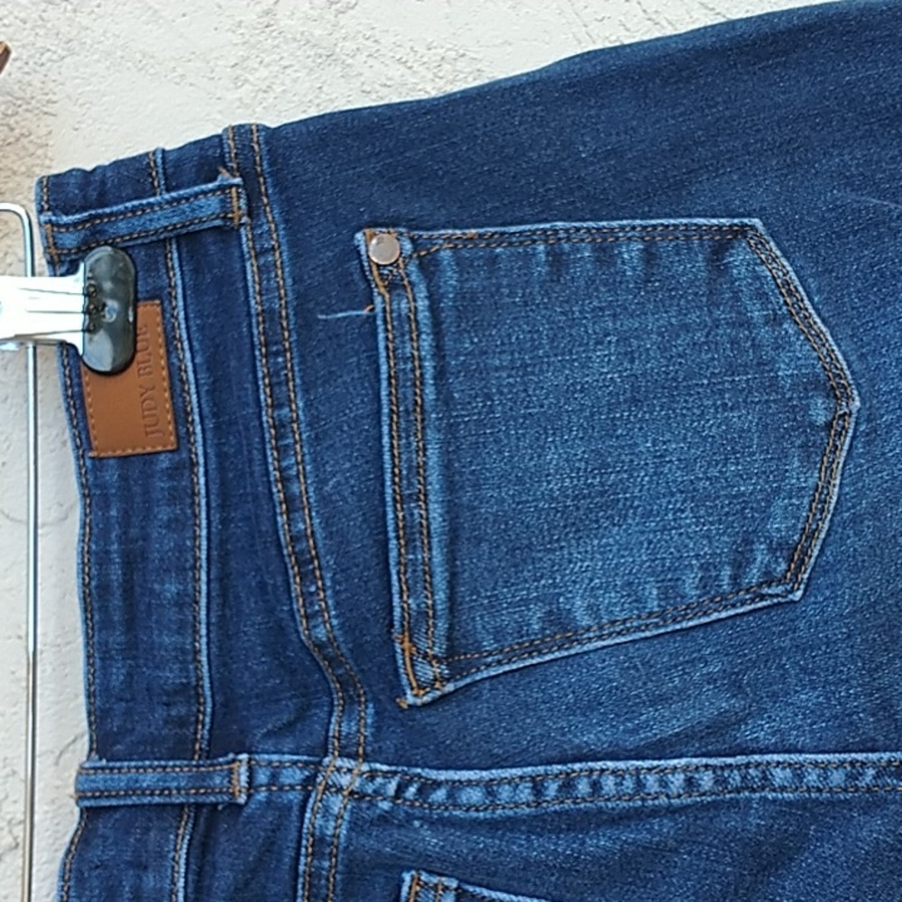 JUDY BLUE Cuffed Hem Jean Shorts Size M - Picture 10 of 13